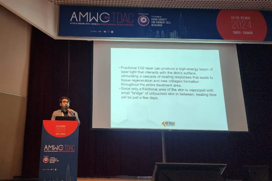 Dr. Sayam Qureshi pe scenă la AMWC Asia-TDAC 2024, Taipei, prezentând laserul CO₂ fracționat
